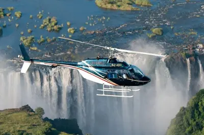 Victoriafälle Helikopterflug mit Blick auf Schlucht und Brücke