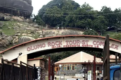 Olumo Rock em tour saindo de Lagos: Caminhada até o topo