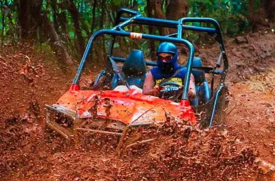 ATV-Fahren in Ocho Rios: Schlammige Pfade und Blue Hole