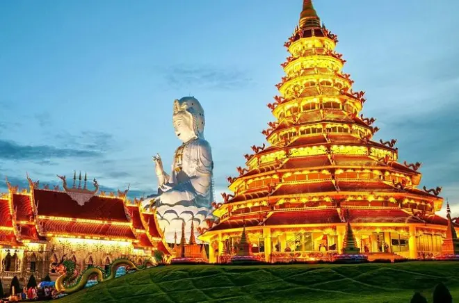 Mercado noturno de Chiang Rai com templo azul e comidas típicas