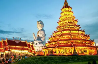 Mercado noturno de Chiang Rai com templo azul e comidas típicas