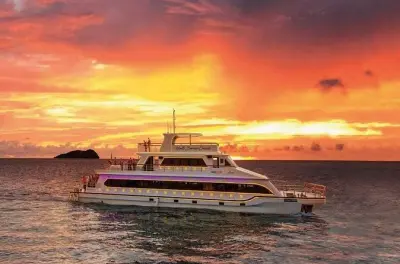 Pôr do sol em Kota Kinabalu com jantar, banda ao vivo e traslado