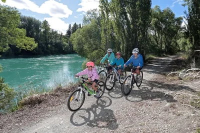 Explora los senderos fluviales de central otago en e-bike. pedalea de clyde a alexandra, disfruta de cafés locales, viñedos y un ciclismo escénico y relajado. reserva tu recorrido circular ahora.
