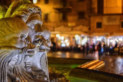 Descubre los monumentos más famosos de roma iluminados por la noche en un tour privado. incluye recogida en hotel, coche con aire acondicionado y conductor que habla inglés. reserva ya para una noch