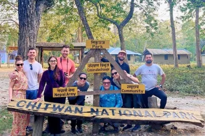 Découvrez le népal en privé : temples de kathmandu, safaris dans la jungle de chitwan, et vues sur le lac de pokhara. hôtels et transports inclus.