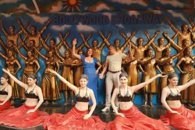 Découvrez un vrai studio bollywood à mumbai, assistez à un tournage en direct, participez à un spectacle de danse et enregistrez votre propre chanson. guide, transport et eau inclus.