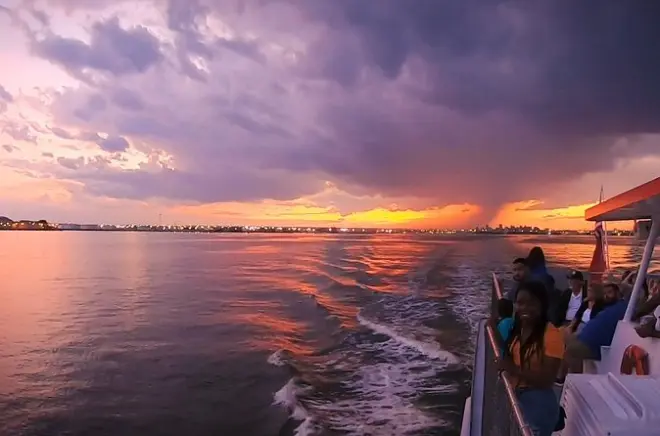 Baltimore Sonnenuntergangsfahrt: Inner Harbor bei Dämmerung