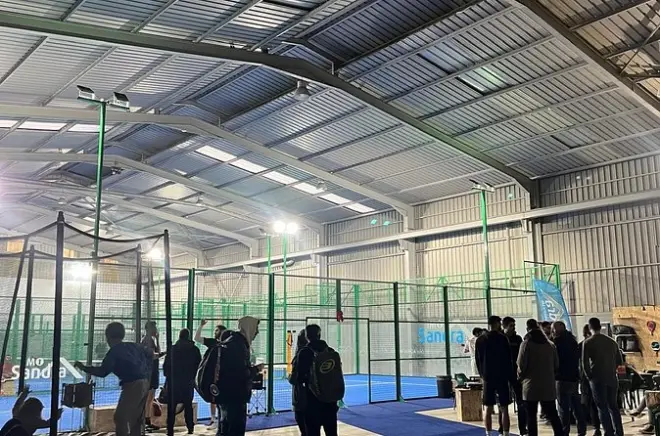 Padel indoor no LinQ Padel Monção: Jogue e aprenda