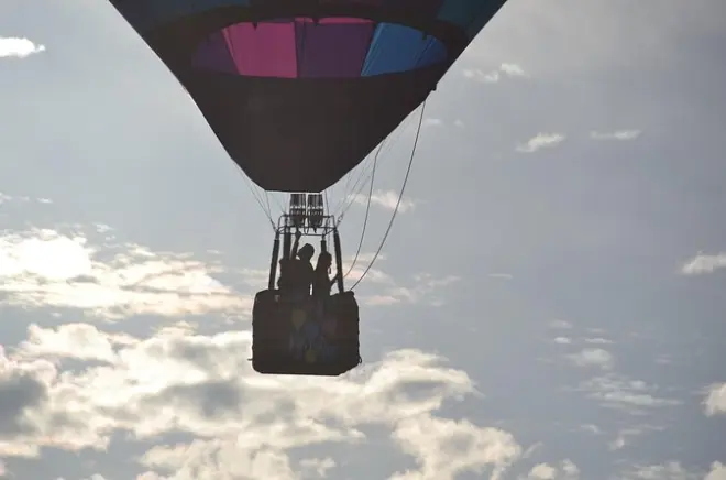 Temecula Ballonfahrt bei Sonnenaufgang über dem Weinanbaugebiet