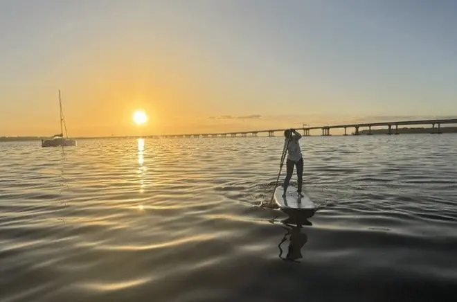 Geführtes SUP bei Sonnenaufgang auf den Flüssen in New Bern