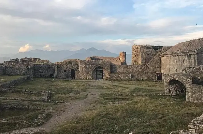 Shkoder saindo de Tirana: Centro histórico, castelo e ponte Mesi