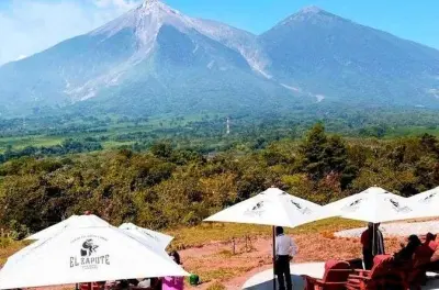 San Cayetano Farm ab Quetzal Port: Blick auf Vulkane