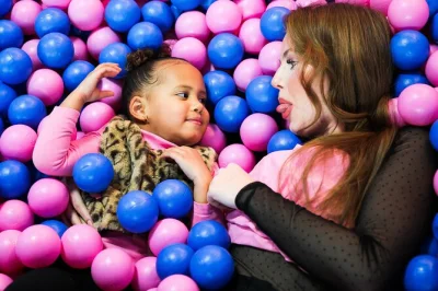 Vivi 1,5 ore di divertimento creativo nel museo social di amsterdam. scatta foto originali, esplora stanze a tema e scarica gratis le tue immagini. prenota ora per entrare subito e riempire la tua gal