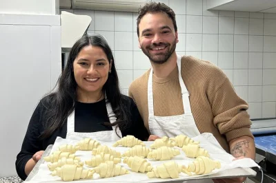Entra en una panadería activa en montmartre y aprende a hacer pan francés con un panadero profesional. amasa, prueba panes recién hechos y llévate tus propias creaciones.
