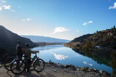 Recorre la ruta del lago dunstan en una e-bike de primera calidad. incluye traslado, equipo y apoyo local. descubre el patrimonio de cromwell y los viñedos de otago.
