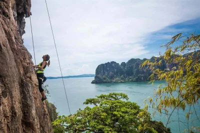 Railay beach a krabi: prova l’arrampicata e la speleologia con guide esperte, attrezzatura inclusa e pick-up in hotel. perfetto per chi inizia.
