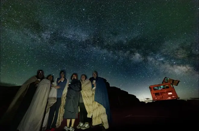 Observation des étoiles au parc national des Rocheuses avec astronome