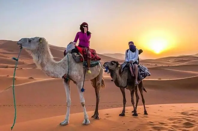2-tägige Erg Chigaga Wüstentour ab Zagora: 4x4 & Kamelritt