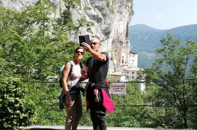 Madonna Della Corona Heiligtum ab Gardasee: Kirche an der Felswand