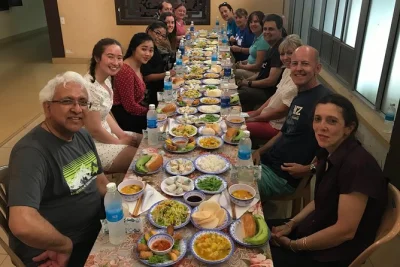 Attraversa hue in moto, ammira le risaie, visita siti storici e gusta un pranzo vegetariano con le monache. guide locali. un’esperienza unica a hue.