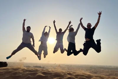 Découvrez un safari dans le désert de dubaï avec balade à dos de chameau, sensations fortes dans les dunes et dîner barbecue sous les étoiles. transfert hôtel, guide local et activités au camp