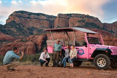 Erlebe sedonas rote felsen bei einer entspannten jeep-tour mit atemberaubenden ausblicken, spannenden geschichten und magischem sonnenuntergang – inkl. hin- und rückfahrt.