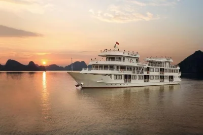 Halong bucht erleben: Übernachtungskreuzfahrt ab hanoi, kajak fahren an kalksteinfelsen, Überraschungshöhle entdecken und schwimmen auf titop insel – inklusive transfer und verpflegung.