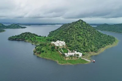 Book a rajasthan honeymoon tour: udaipur, kumbhalgarh, mount abu & jaisamand. 4-star hotels, meals, ac car, all city sightseeing included.