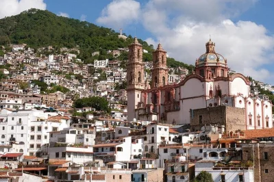 Descubre las calles empedradas de taxco, visita un taller artesanal de plata y disfruta una cata de mezcal en esta excursión guiada desde ciudad de méxico. incluye transporte.