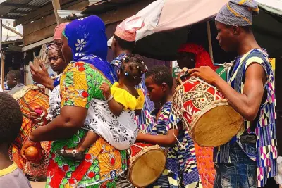 Tour a pie por Nima en Accra: Mercados, casas locales, historias