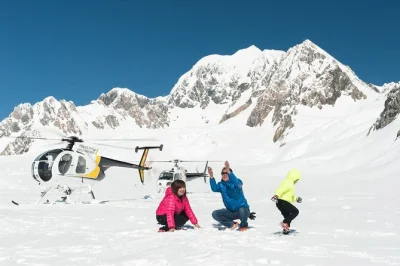 Fox glacier hubschrauberflug mit direkter landung auf dem gletscher. erlebe beeindruckende ausblicke und spannende geschichten mit erfahrenen guides. jetzt buchen!