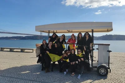 Pedala lungo il fiume a lisbona su una beer bike con amici. gustati birra, sangria o rosé ammirando i panorami di belém. prenota subito il tuo posto.
