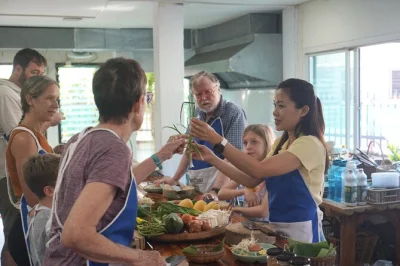 Erlebe einen praktischen thai-kochkurs in chiang mai bei baan thai cookery school. kleine gruppen, lokale lehrer, flexible menüs – inklusive abholung und getränken.