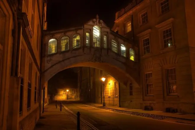 Oxford private pub and city evening walking tour