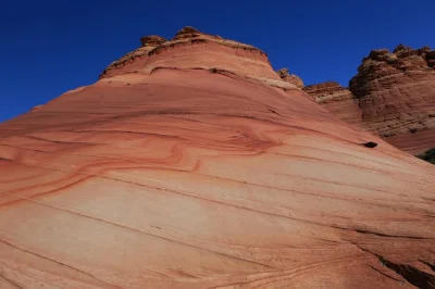 Entdecken sie die abgelegenen teepee-formationen nahe wave rock in kanab. keine genehmigung erforderlich. kleine gruppen, einzigartige geologie und ruhige pfade erwarten sie.