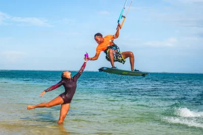 Experimente kitesurf em buen hombre, a praia mais ventosa da república dominicana. equipamento completo, aula com instrutor experiente e clima local descontraído. reserve já.