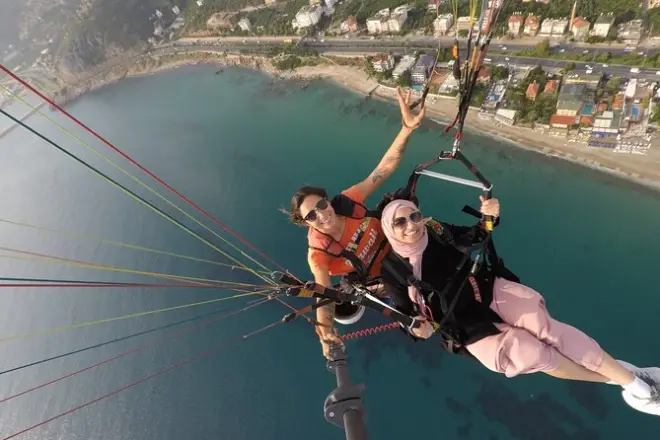 Paragliding in Alanya with Licensed Woman Pilot: Hotel pickup included