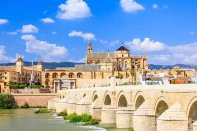 Explore os pátios, a mesquita-catedral e as ruas antigas de córdoba com um guia local. roteiro flexível, acessível para carrinhos e para todos os níveis. reserve seu tour privado agora.