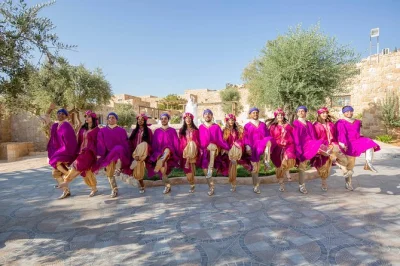 Erlebe einen lebendigen jordanischen folkloreabend in amman mit henna, musik und köstlichen desserts. inklusive arabischem kaffee, traditionellen tänzen und barrierefrei. jetzt buchen.