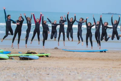 Surfe em essaouira com aula em grupo e instrutor local. equipamento incluso, horários flexíveis e para todos os níveis. garanta sua vaga agora.