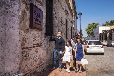 Descubra o fruto do cacau, faça seu próprio chocolate e aprenda com especialistas no centro colonial de santo domingo. acessível para cadeirantes. reserve já!