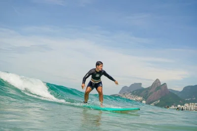 Aprende a surfear en la playa de arpoador en río con un instructor local. todo el equipo incluido. grupos pequeños, olas suaves y la auténtica vibra del surf en río. reserva ya.
