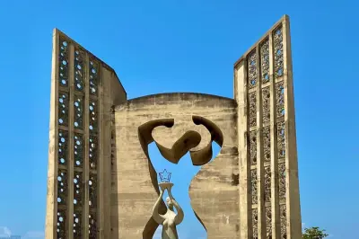 Lomé city tour: Independence Monument, market and beach