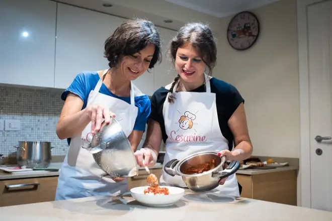 Atelier pâtes et tiramisu à Foligno avec une Cesarina