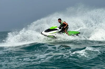 Réservez une excursion en jet ski de 60 minutes à dubaï. découvrez ain dubai et l’hôtel atlantis, profitez de photos mobiles offertes et explorez la côte avec un guide local. accessible à tou