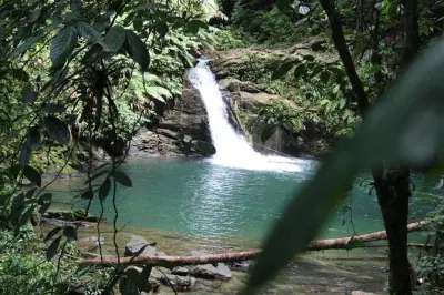 Cascata Rio Seco da Trinidad: Nuota nella piscina smeraldo