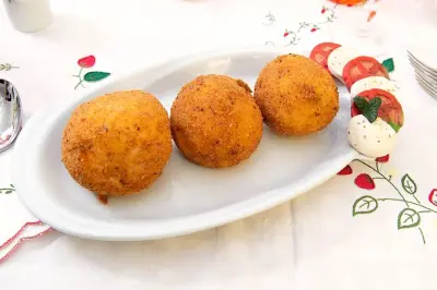 Market tour and home dining in Modica: 3-course meal