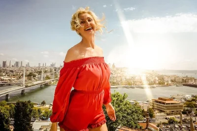 Erobere istanbuls lebendige straßen mit einem lokalen fotografen. privates shooting, profi-tipps fürs posing und 30 bearbeitete porträts inklusive.