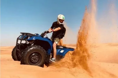 Explorez les dunes de dubaï en quad, profitez d’une balade à dos de chameau et d’un dîner autour du feu de camp. transfert, spectacles en direct et guides locaux inclus. réservez vite.