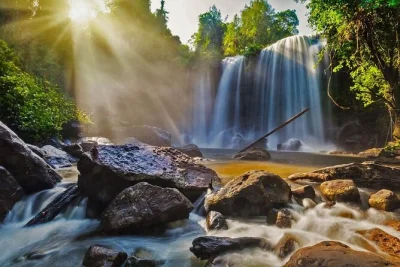 Découvrez le parc national de phnom kulen, randonnez jusqu’à la cascade, admirez les 1000 lingas et visitez une fabrique locale de sucre de palme lors d’une excursion guidée depuis siem reap.